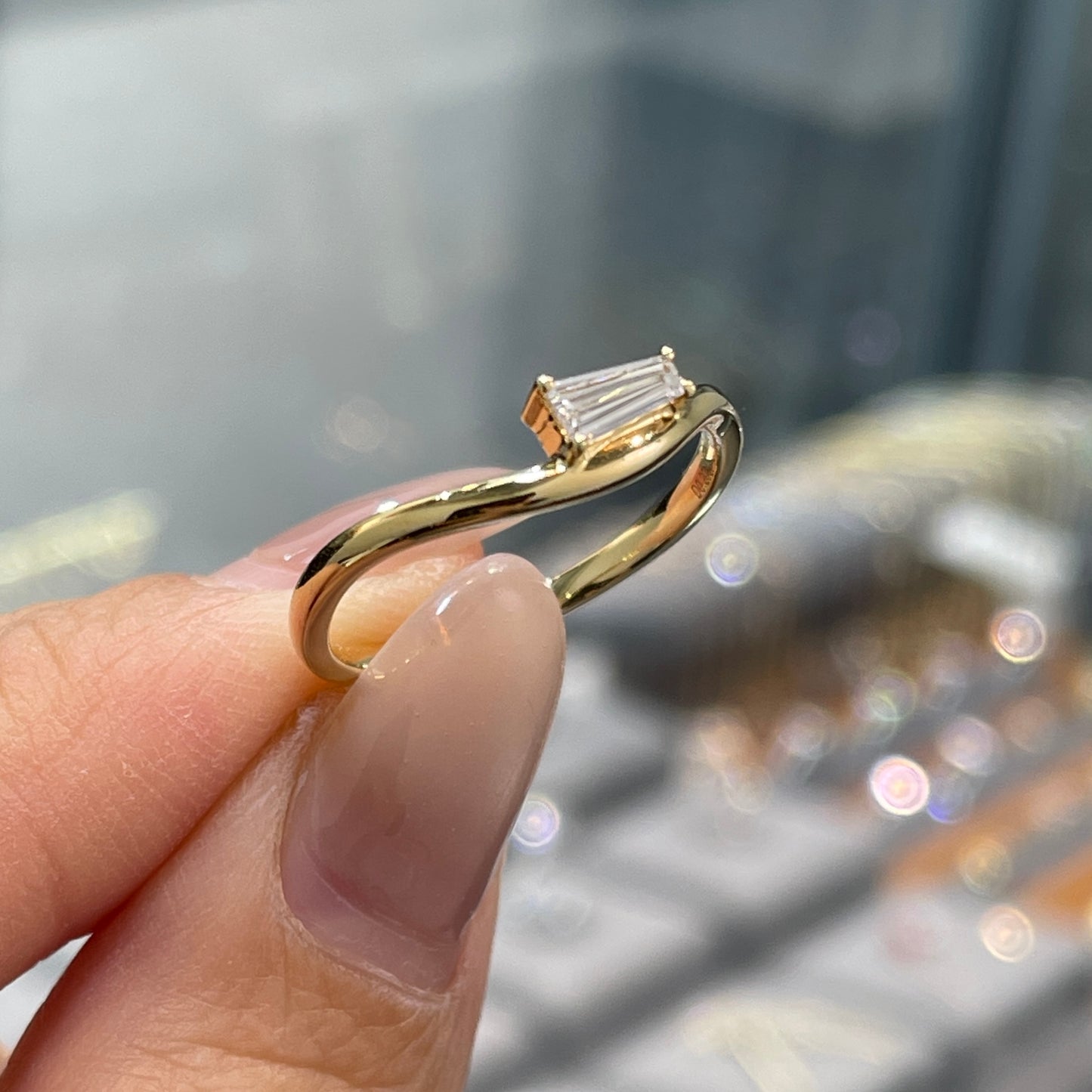 Lab diamond Baguette cut 0.15ct wavy ring