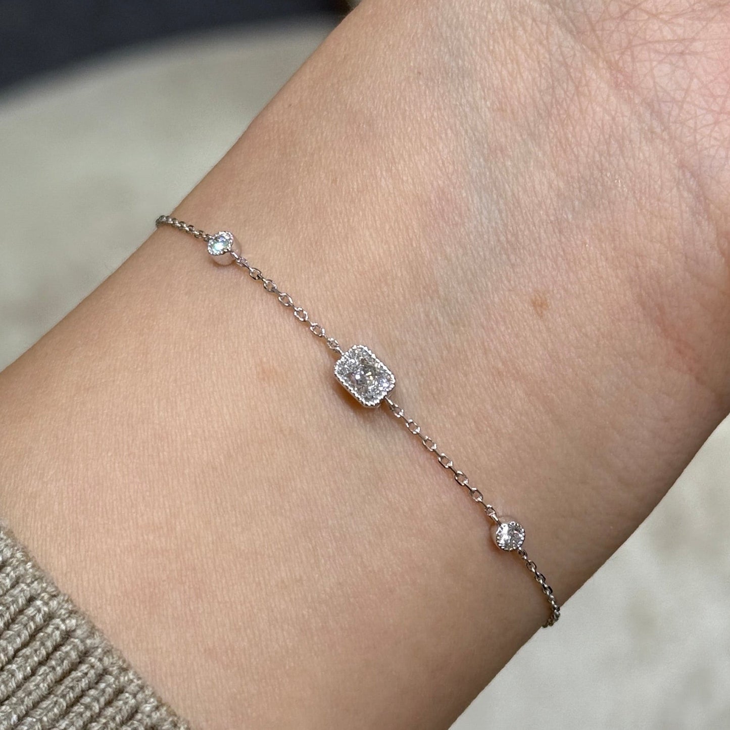 Lab diamond radiant cut 0.4ct milgrain bezel with little diamond bracelet