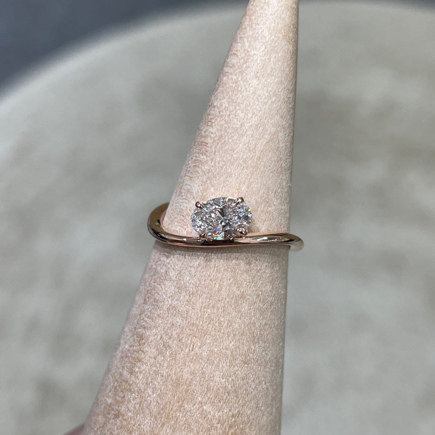 9k Lab diamond oval shape 0.4ct four-prong wavy pinky ring