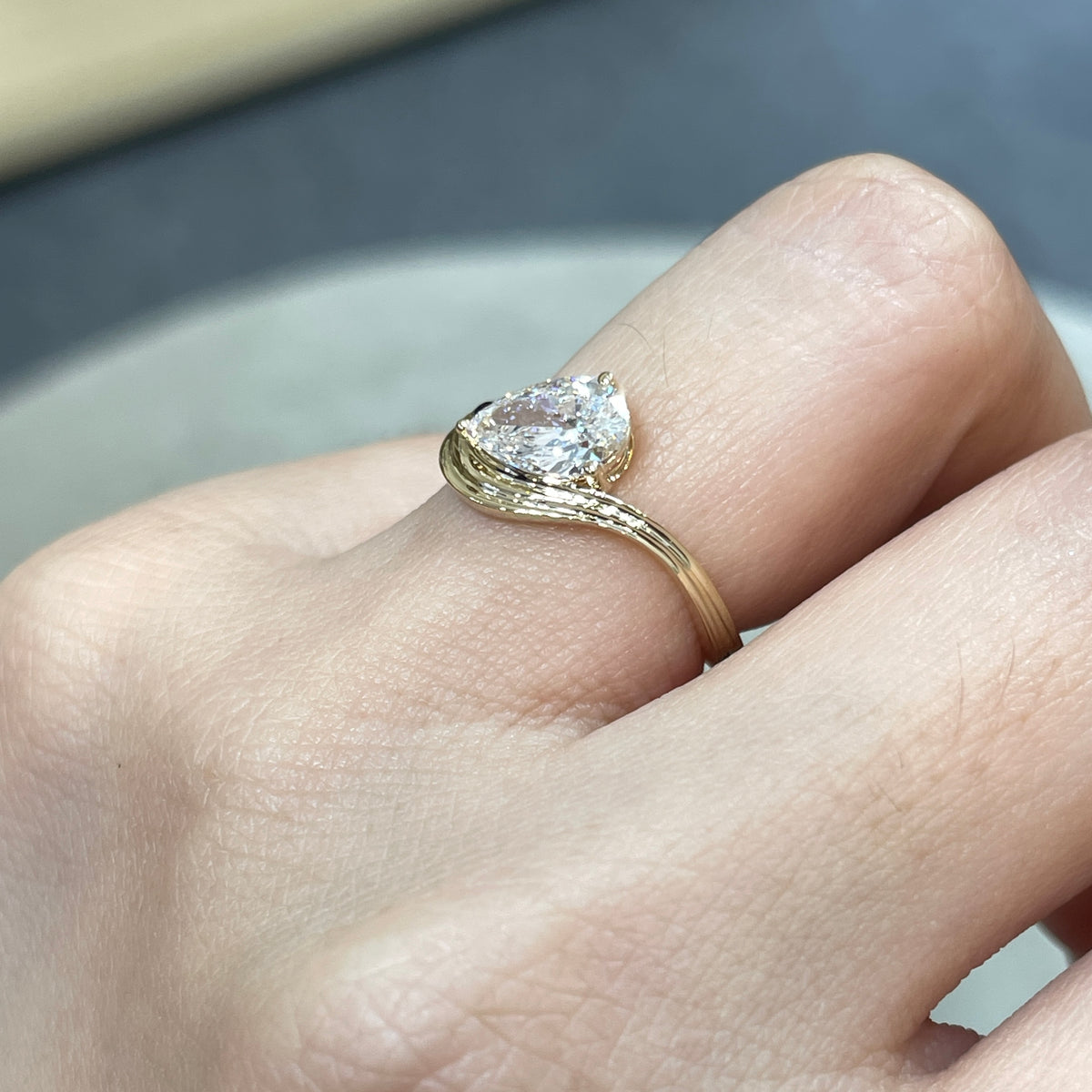 9k Lab diamond pear 1ct three-prong wavy ring
