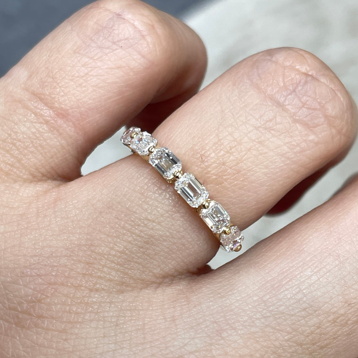9k Lab diamond emerald cut 1.2ct single-prong horizontal half eternity ring