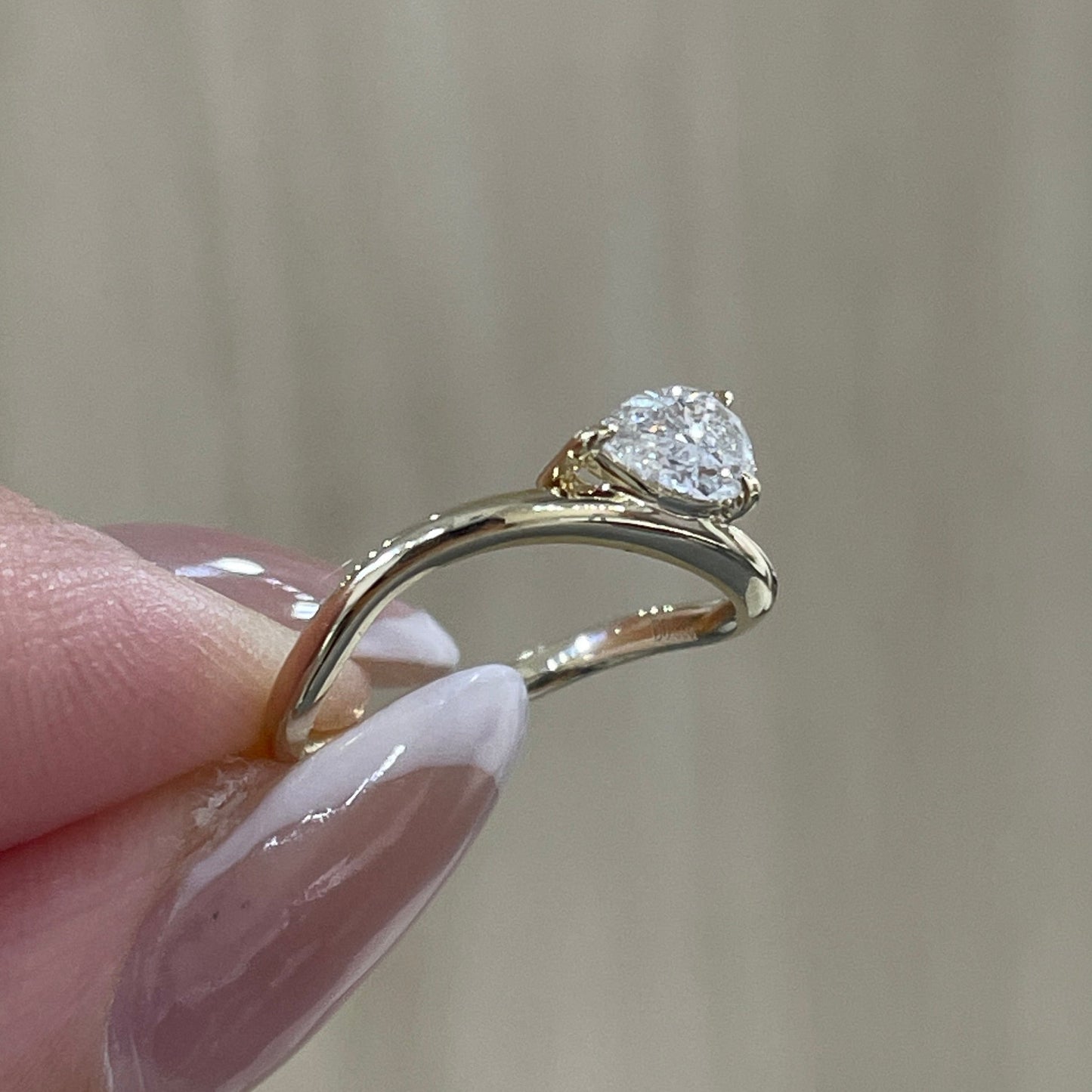9K Lab diamond Pear shape 0.3ct wavy pinky ring