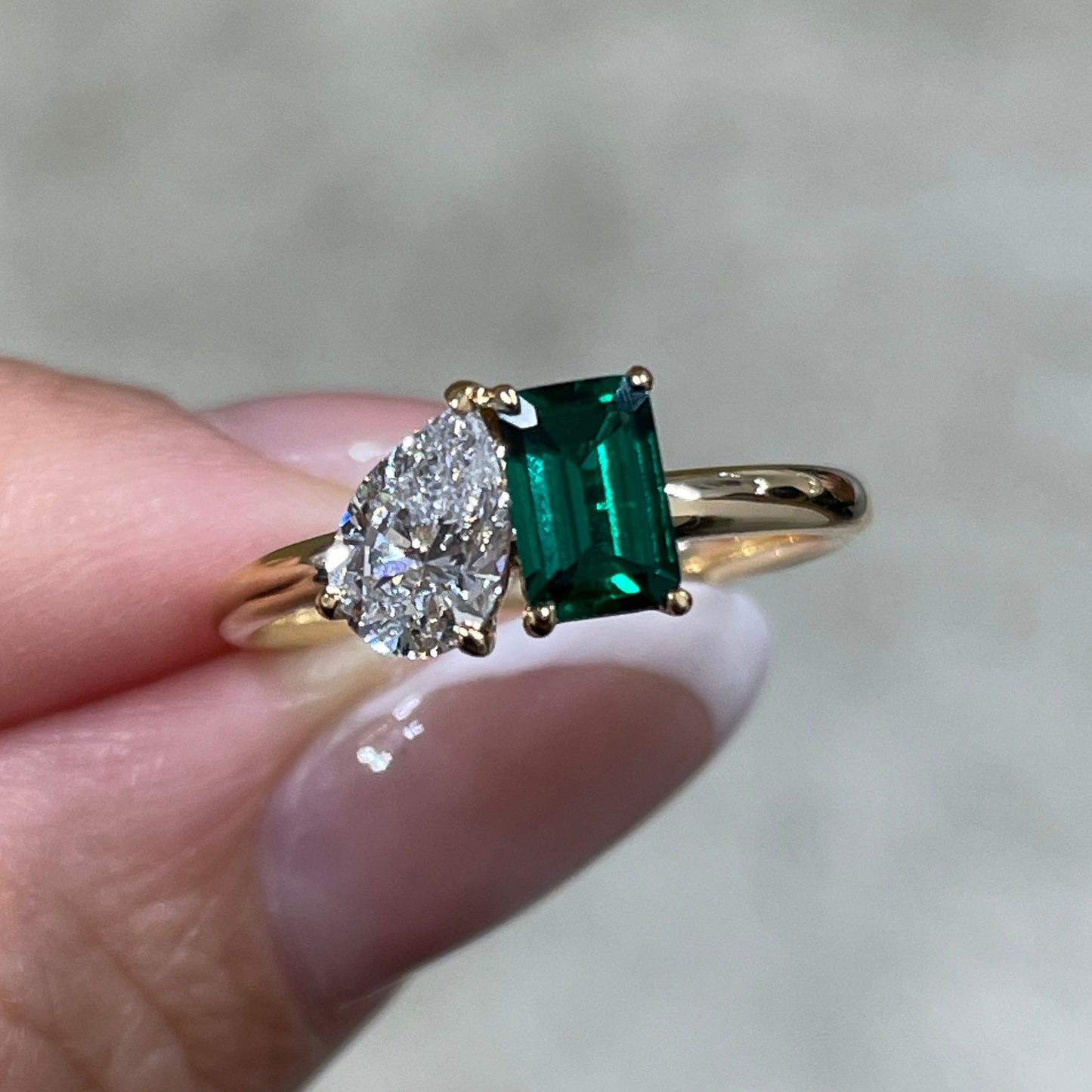 Lab Emerald green emerald cut 0.4ct and diamond pear  shape 0.5ct toi et moi ring