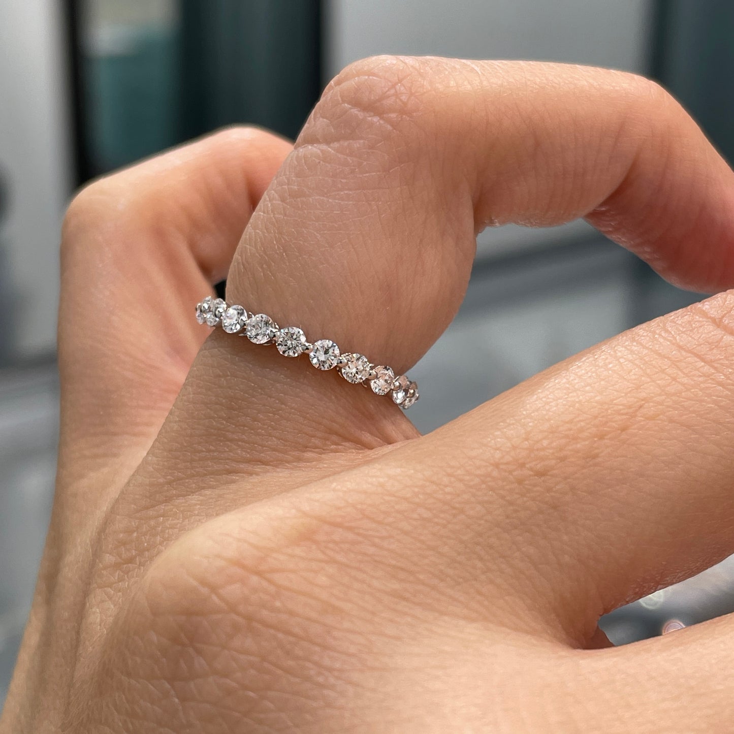 9k Lab diamond Round 1.05ct single-prong full eternity ring