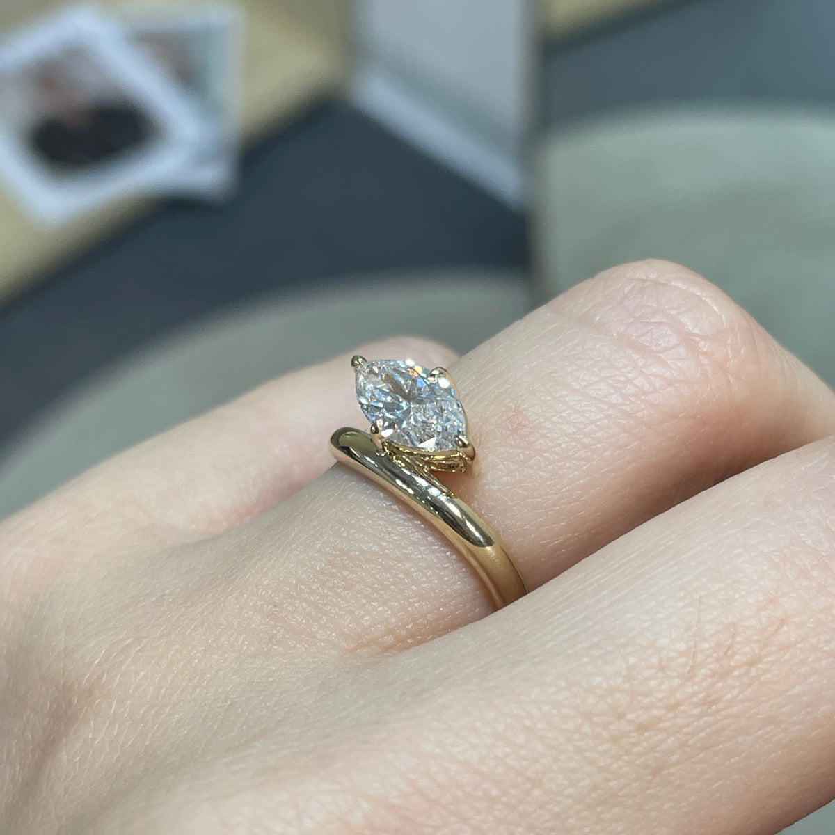 9k Lab diamond marquise shape 1.15ct compass four-prong wavy ring