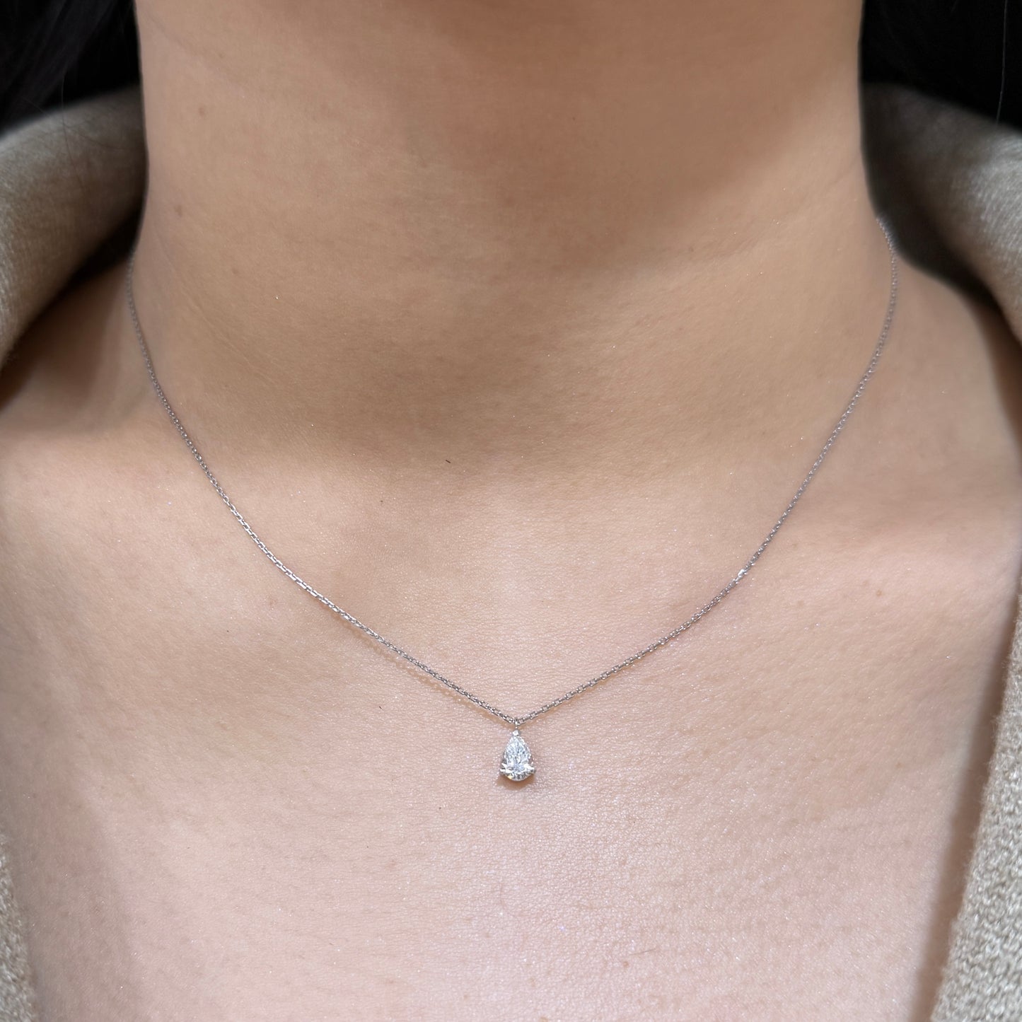 Lab diamond pear shape 0.3ct three-prong necklace