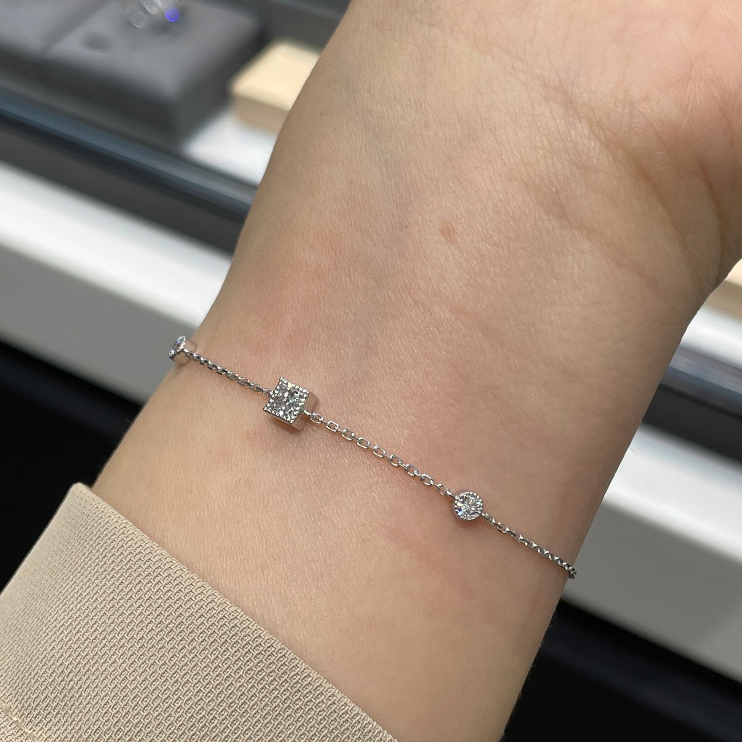 Lab diamond Princess cut 0.3ct milgrain bezel with little diamond bracelet