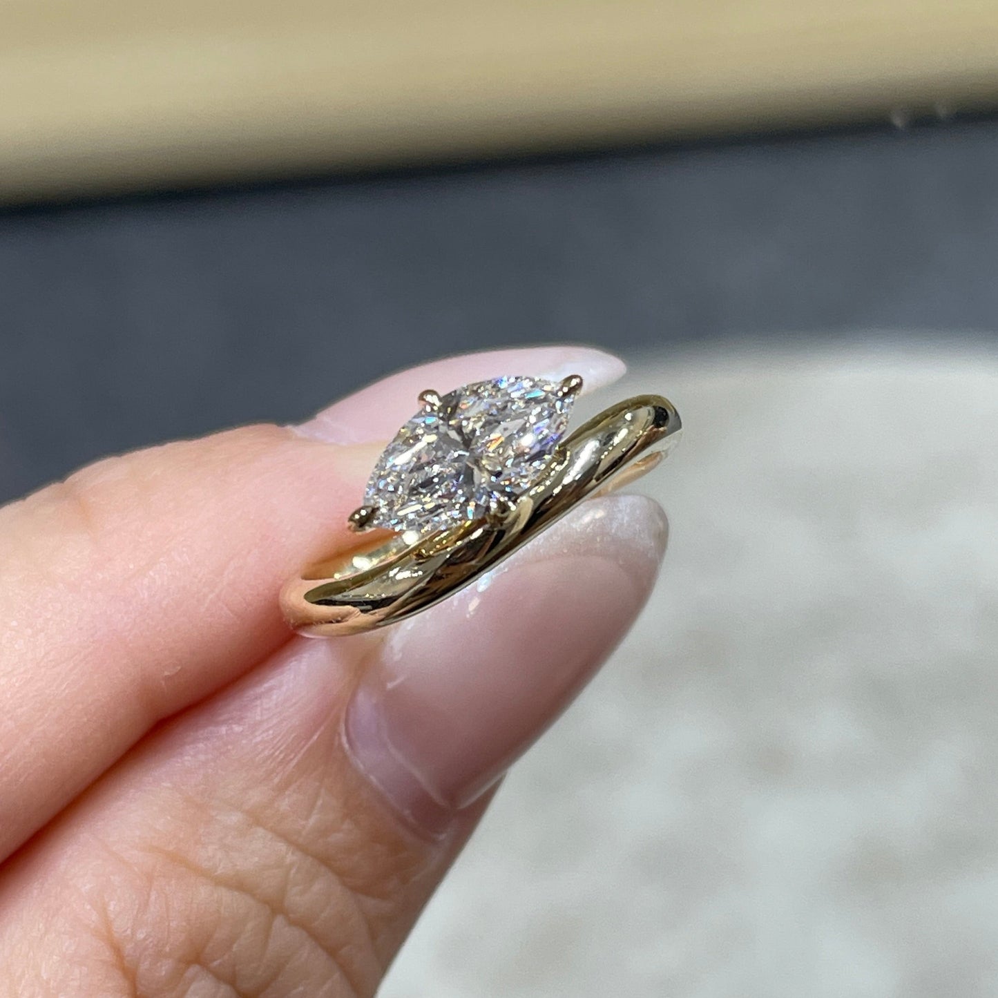 9k Lab diamond marquise shape 1ct compass four-prong wavy ring