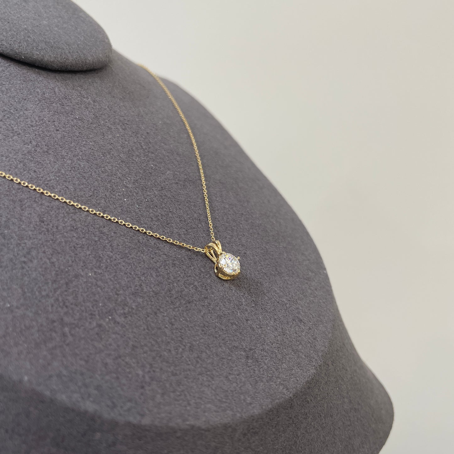 Lab diamond round 0.6ct four heart-prong compass pendant with necklace