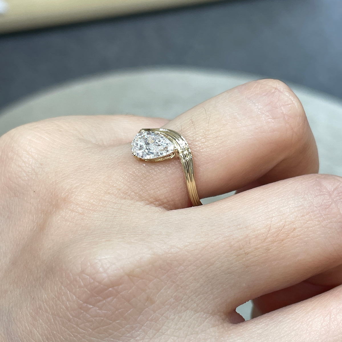 9k Lab diamond pear 1ct three-prong wavy ring