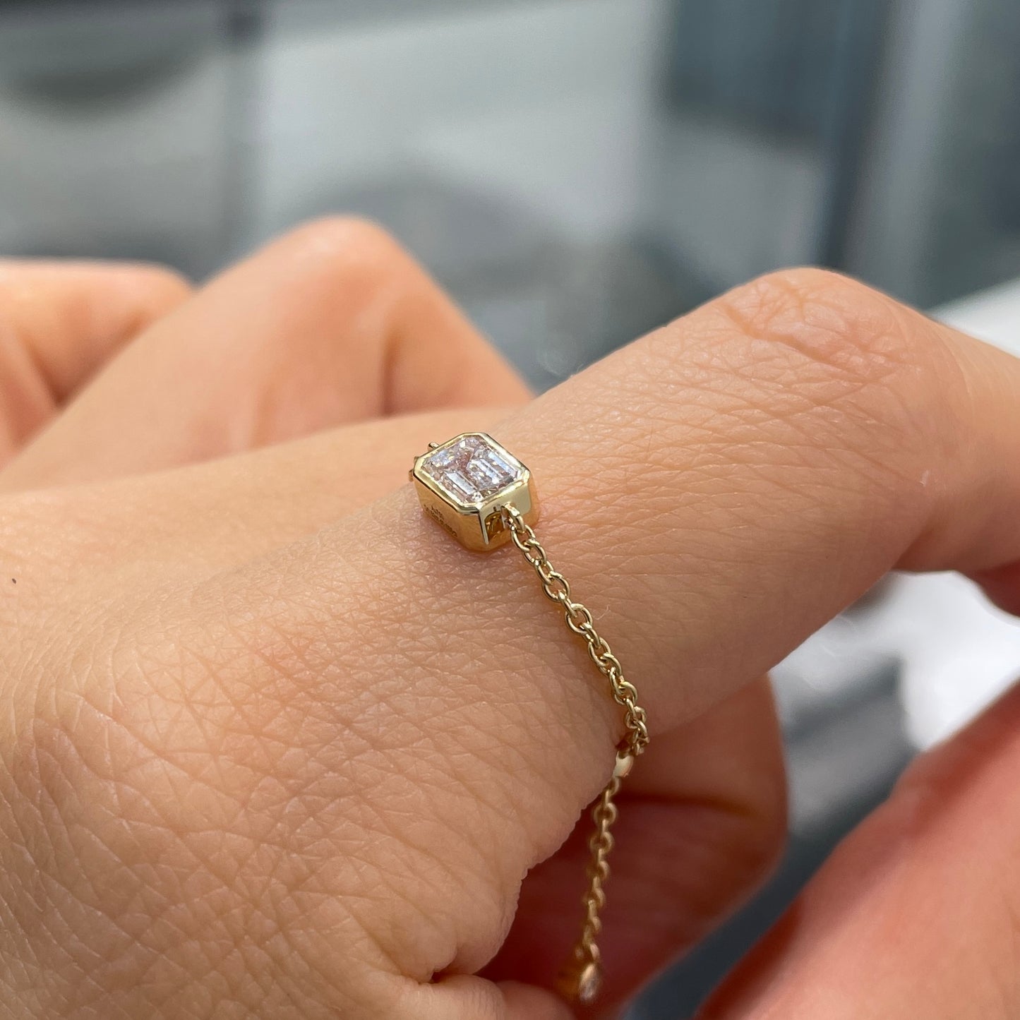 Lab diamond emerald cut with little diamond 0.5ct bezel chain ring