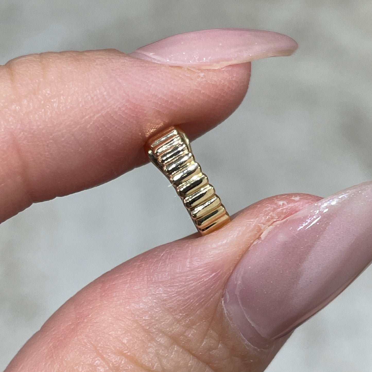 18k vertical line 6mm hoop earring - each