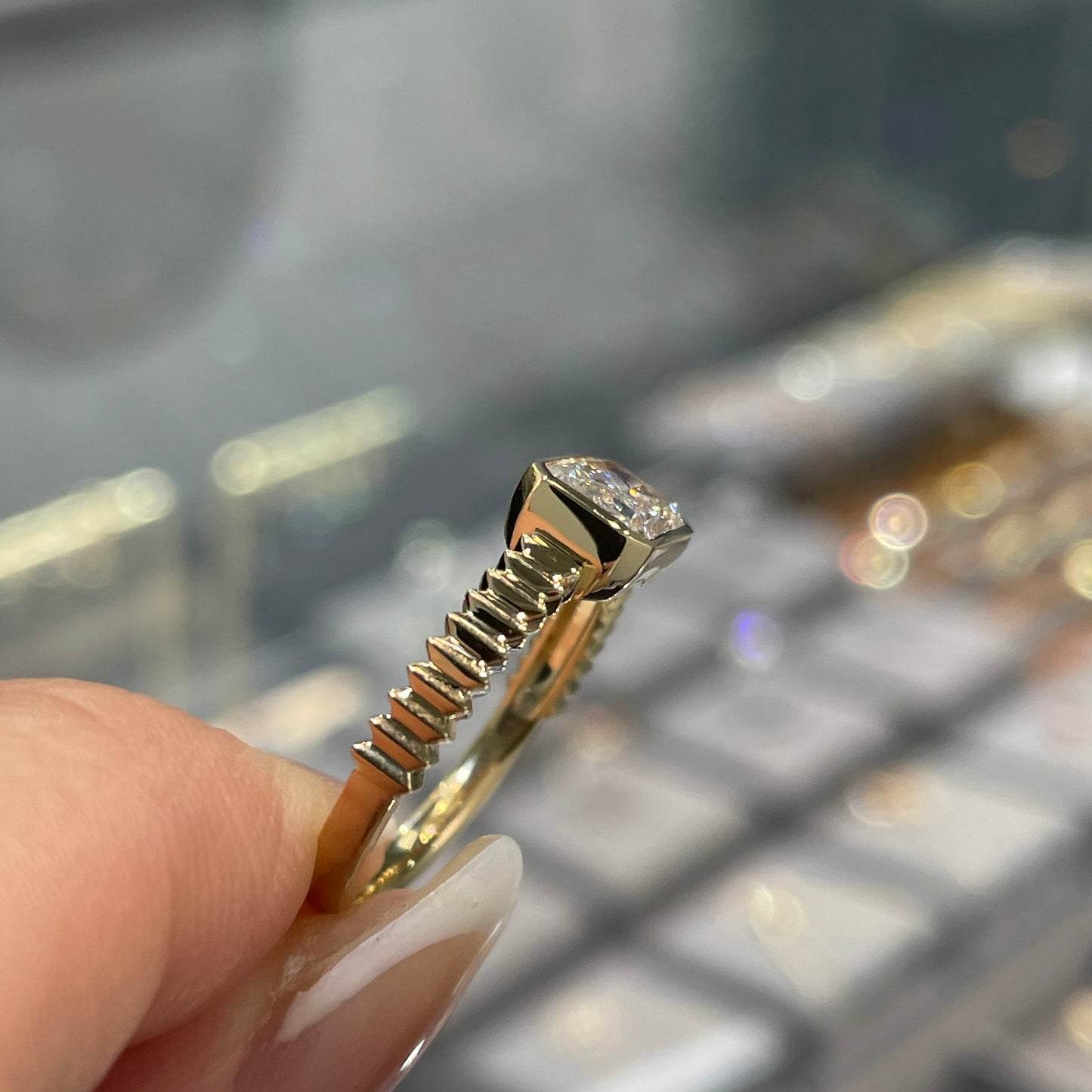 IGI Lab Diamond radiant cut 1ct bezel horizontal half sawtooth band ring