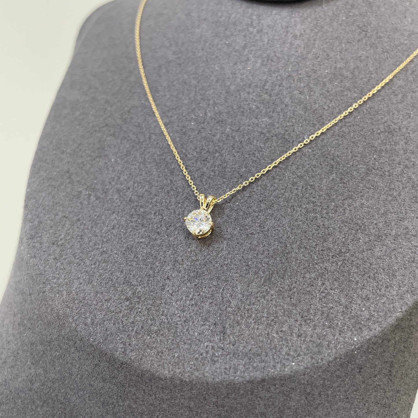 Lab diamond round 0.6ct four heart-prong compass pendant with necklace