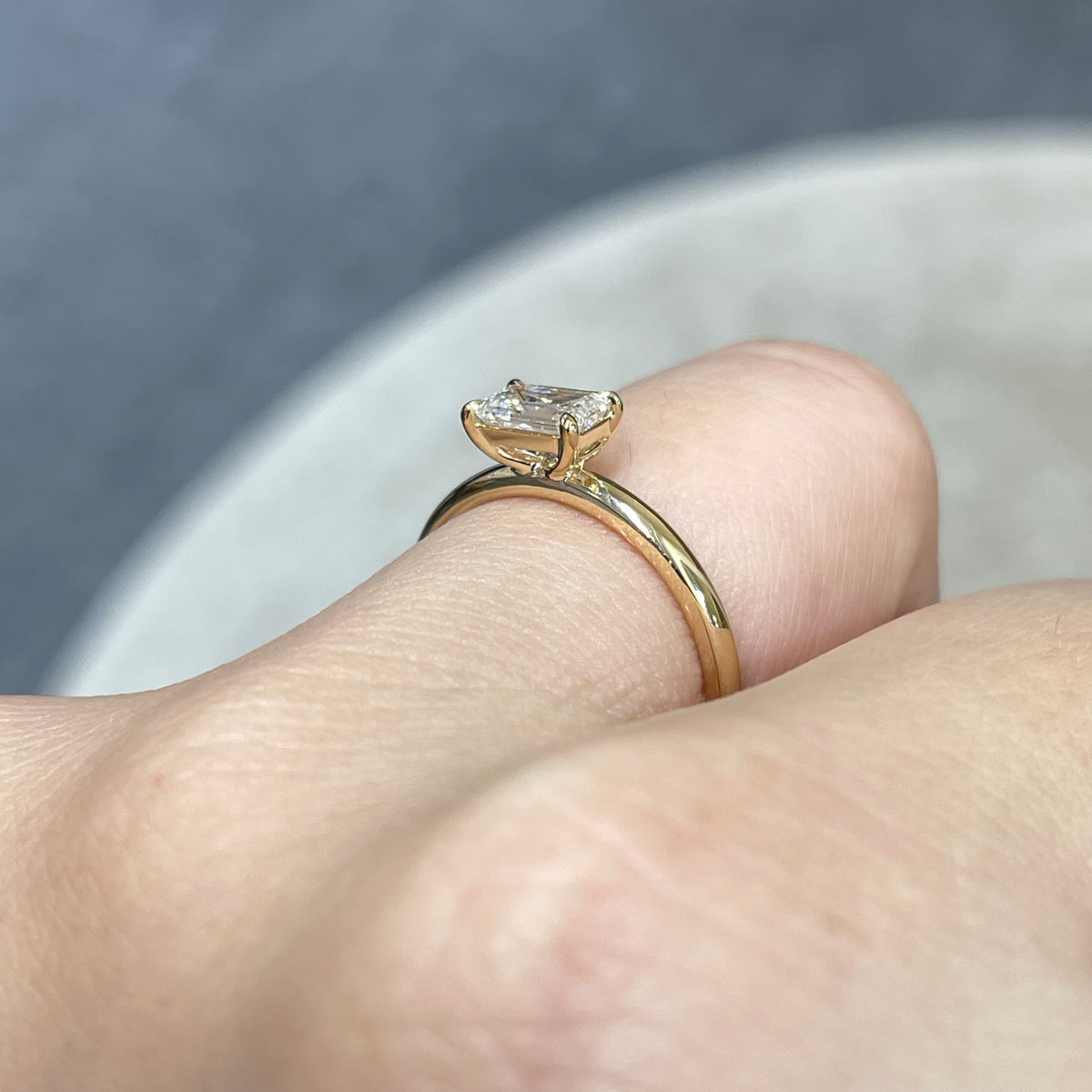 9k Lab diamond Emerald cut 0.5ct four-prong horizontal ring