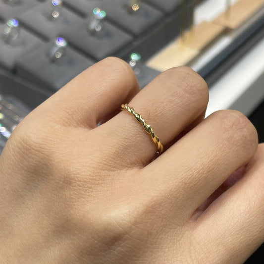 18k twist band ring