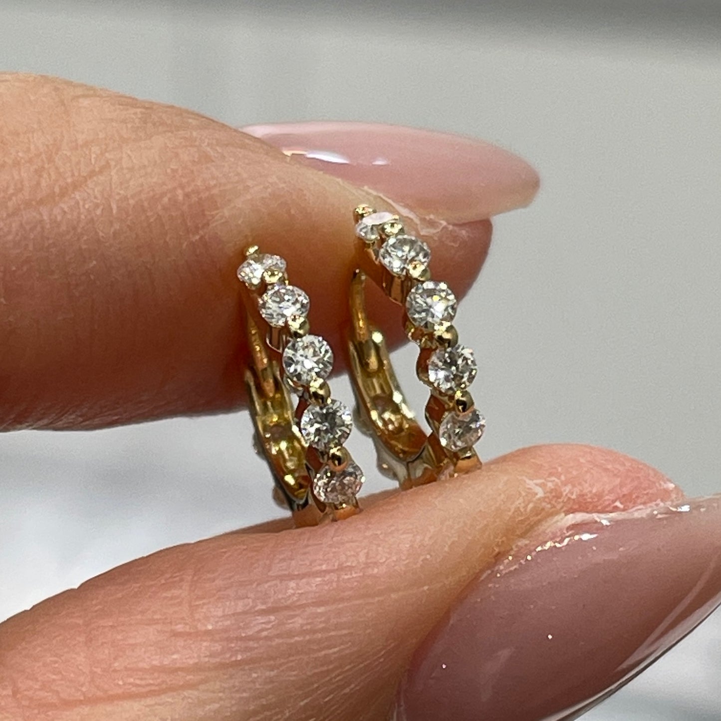Lab diamond round 0.2ct single-prong double side 7mm hoop earring-each