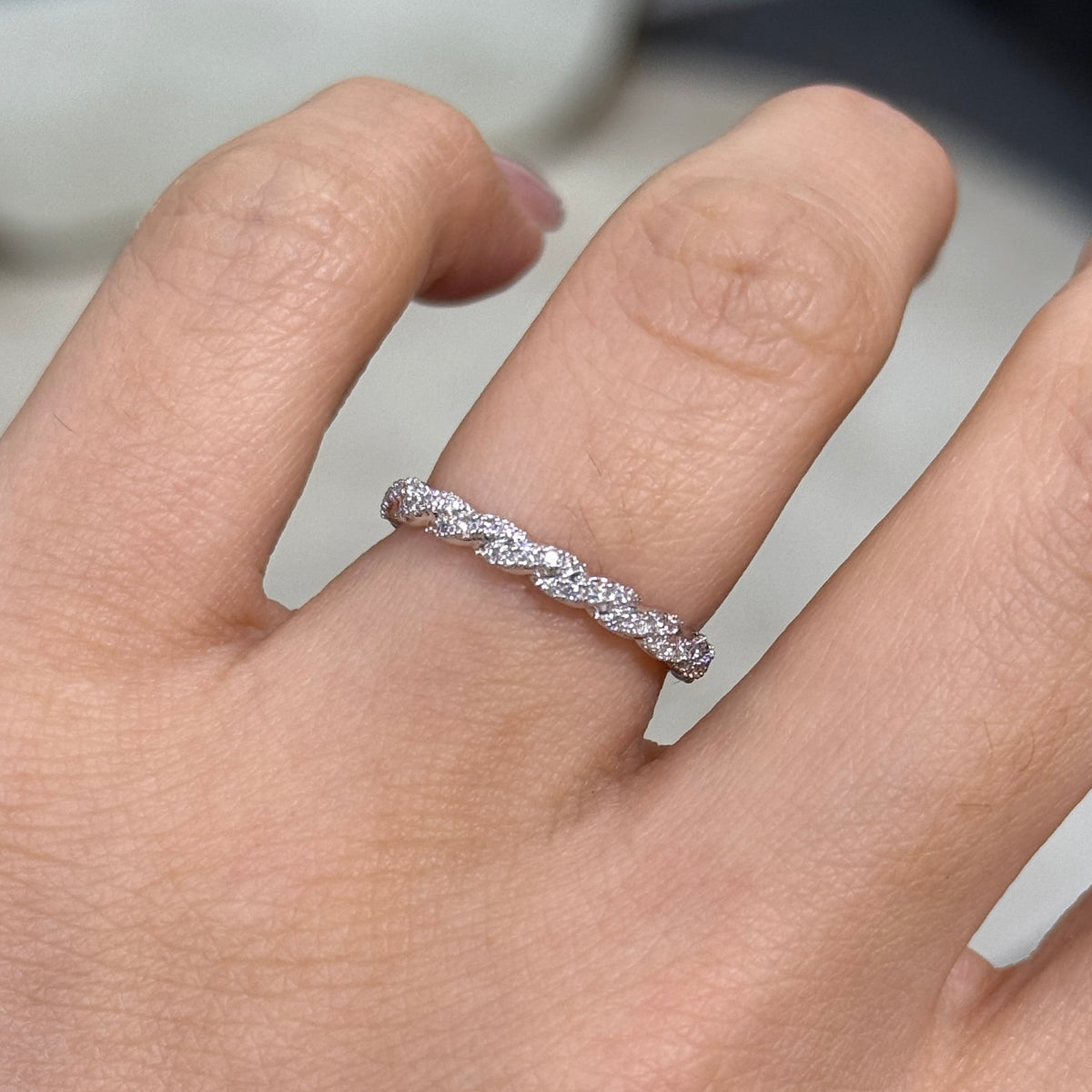 9k Lab diamond round 0.2ct rope half pave ring