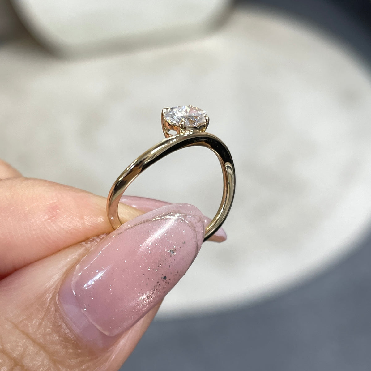 9k Lab diamond oval shape 0.4ct four-prong wavy pinky ring