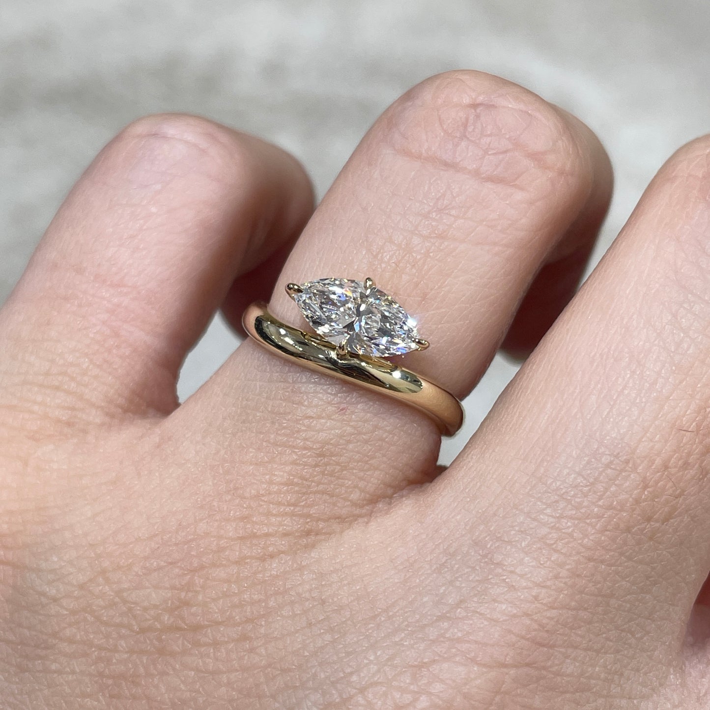 9k Lab diamond marquise shape 1ct compass four-prong wavy ring