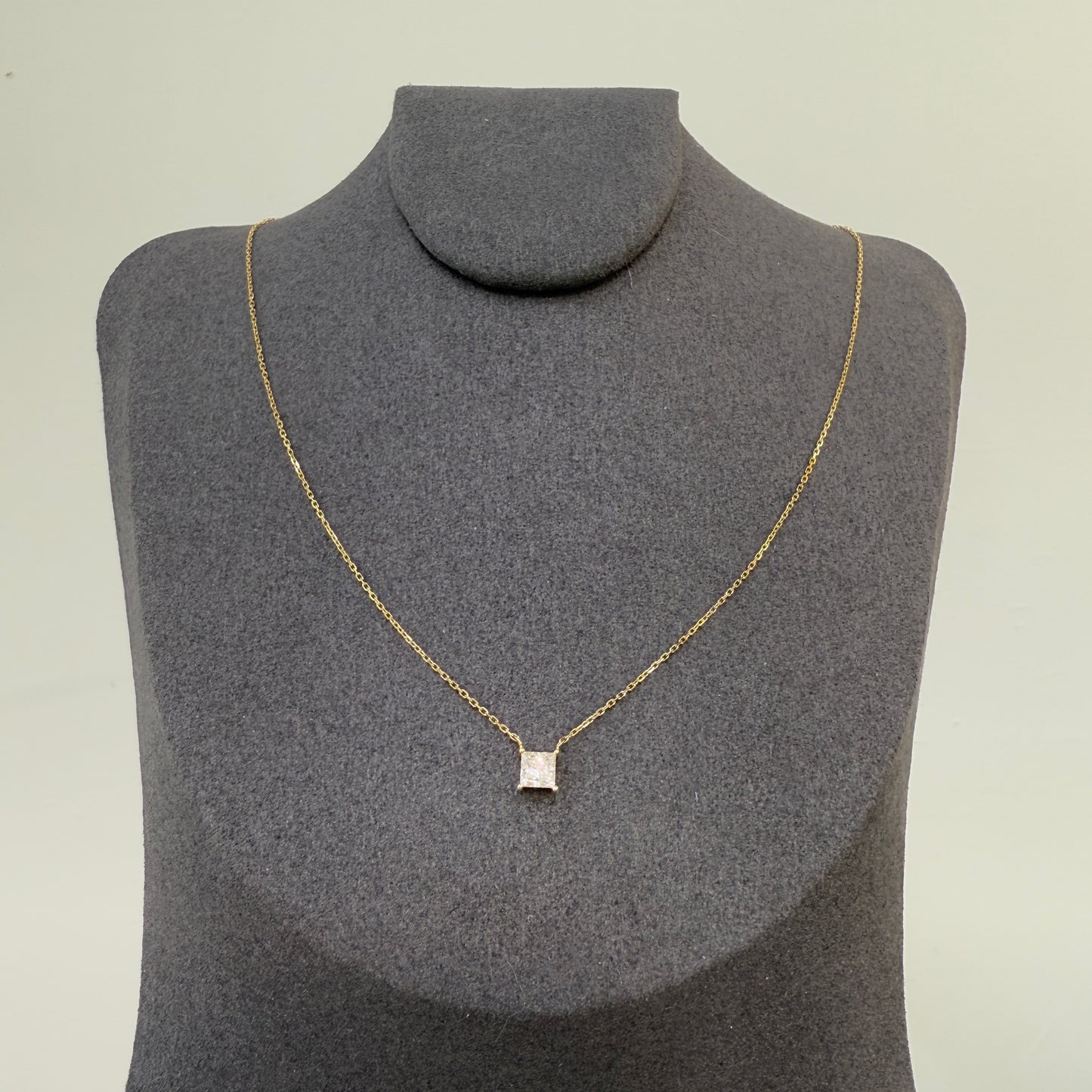 Lab diamond Princess cut 0.35ct four-prong necklace
