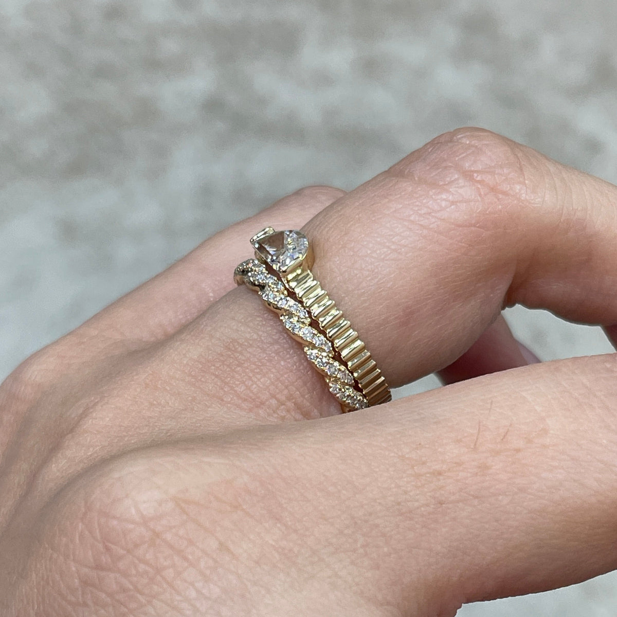 9k Lab diamond round 0.2ct rope half pave ring