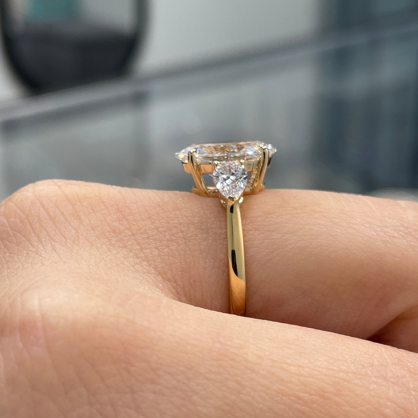 IGI Lab diamond Oval 3.5ct with pear shape 0.4ct three stone setting ring