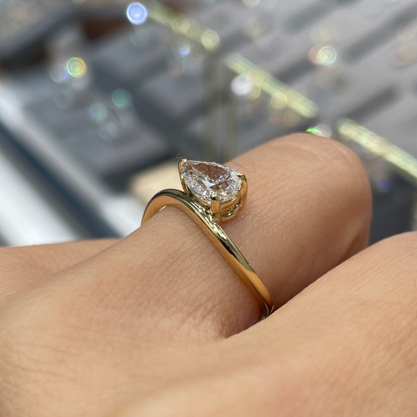 IGI Lab diamond Pear shape 1ct three prong wavy ring