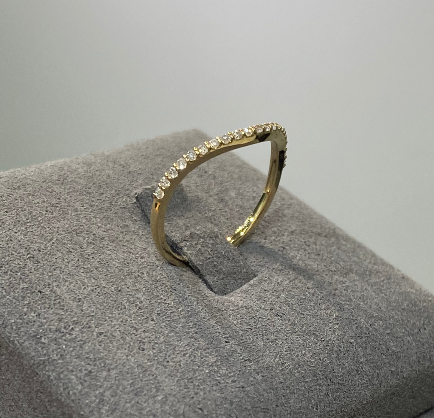 Lab diamond round 0.15ct half eternity wavy ring