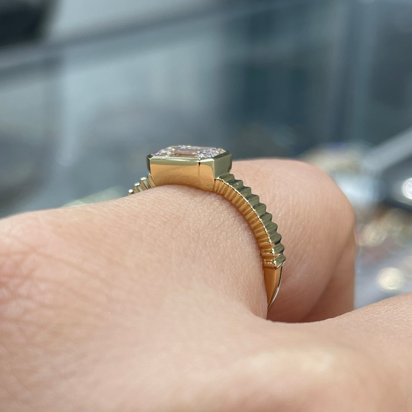 IGI Lab diamond Emerald cut 1ct bezel horizontal half sawtooth band ring