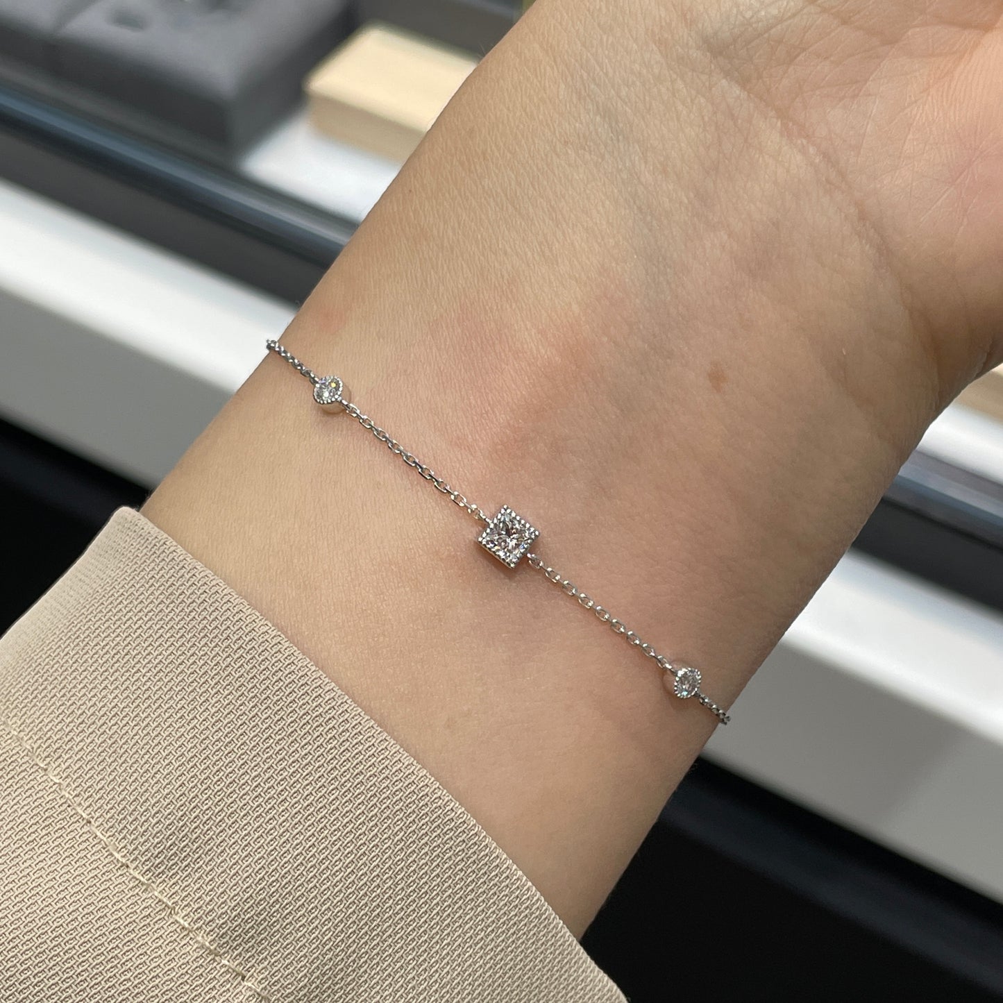 Lab diamond Princess cut 0.3ct milgrain bezel with little diamond bracelet