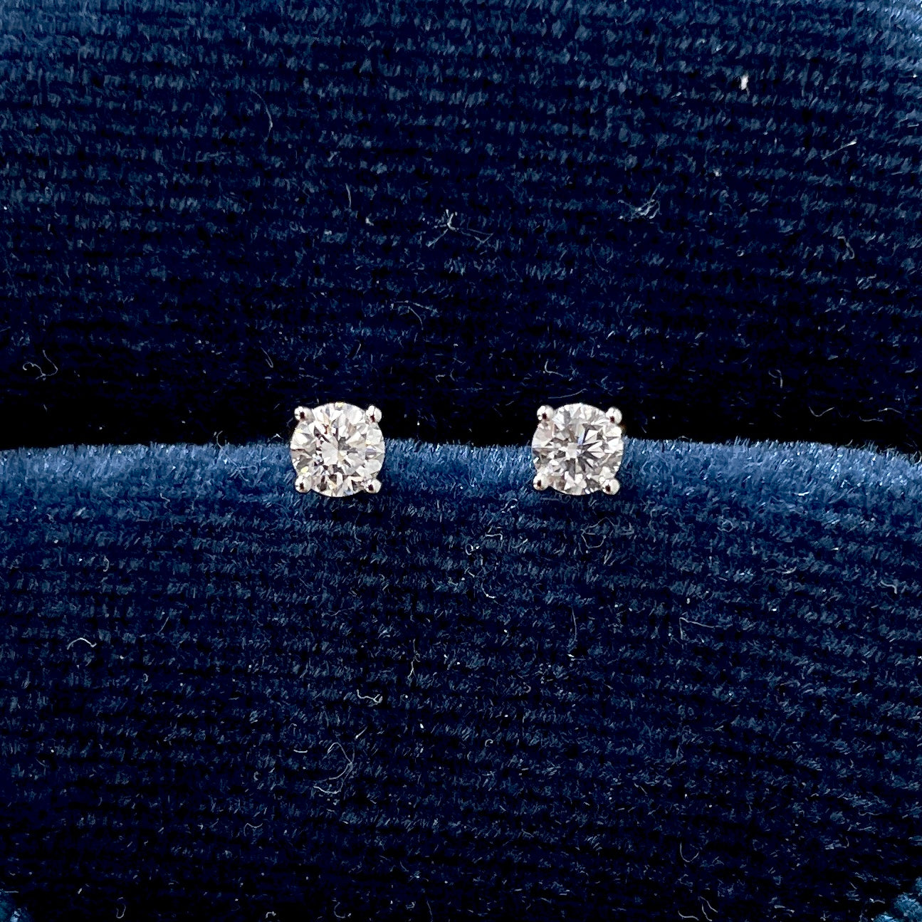 Lab diamond Round 0.3ct four-prong stud earrings -pair