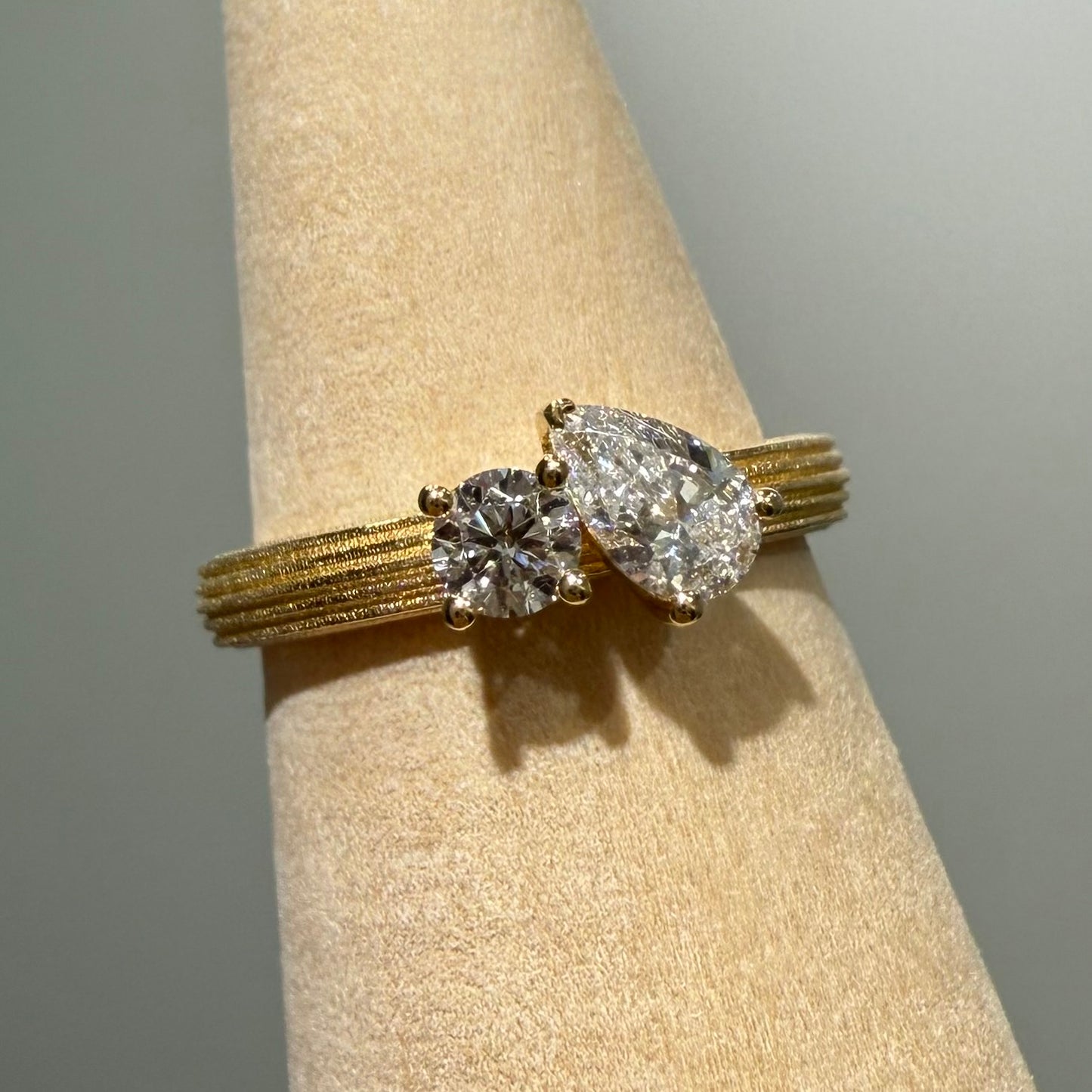 9k Lab diamond Toi et moi texture band pinky ring