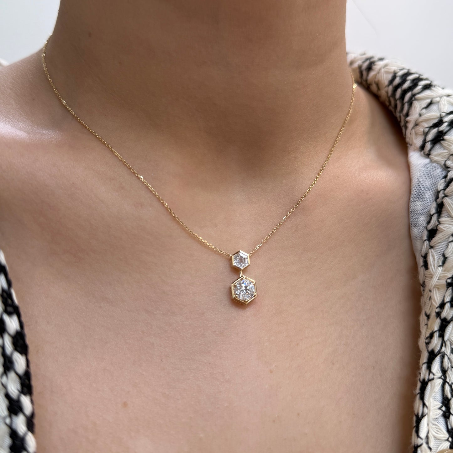 Lab diamond Hexagon 0.4ct bezel with round 0.9ct Hexagon side siz-prong necklace