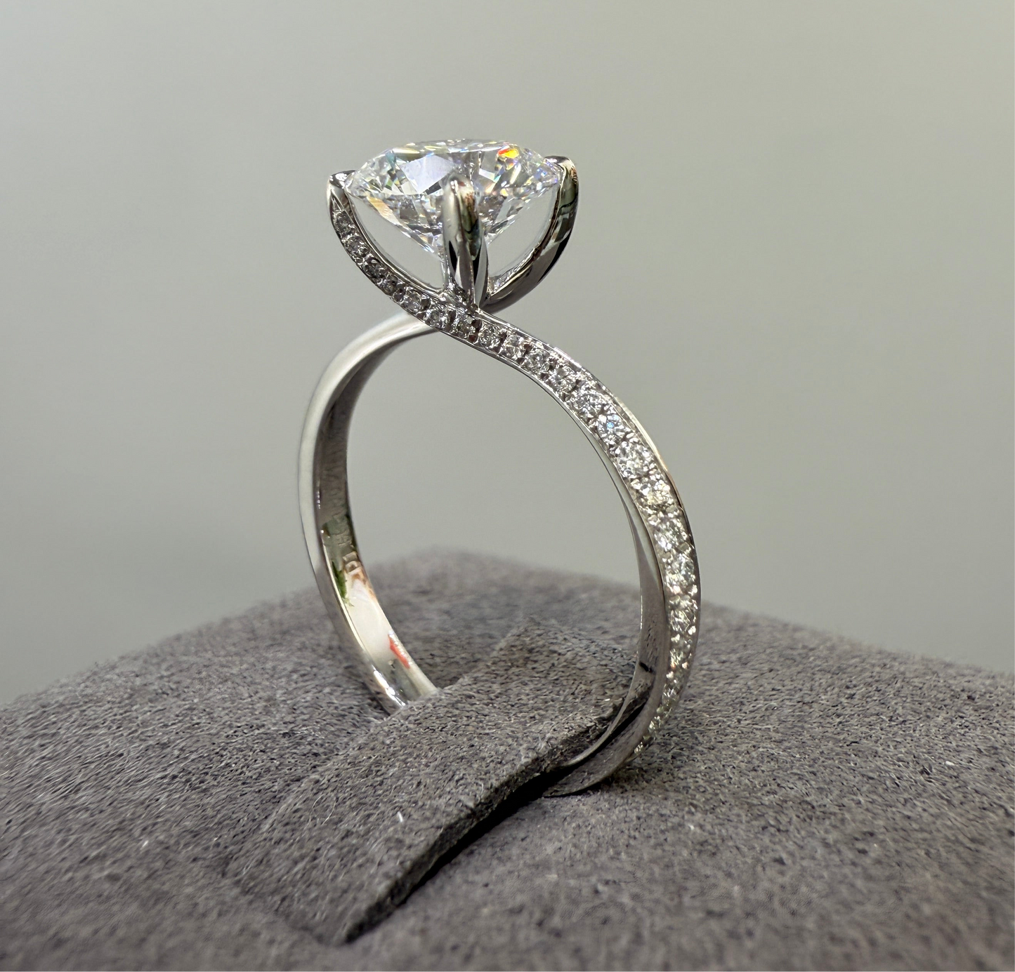 IGI lab diamond 1.5ct round twist pave ring