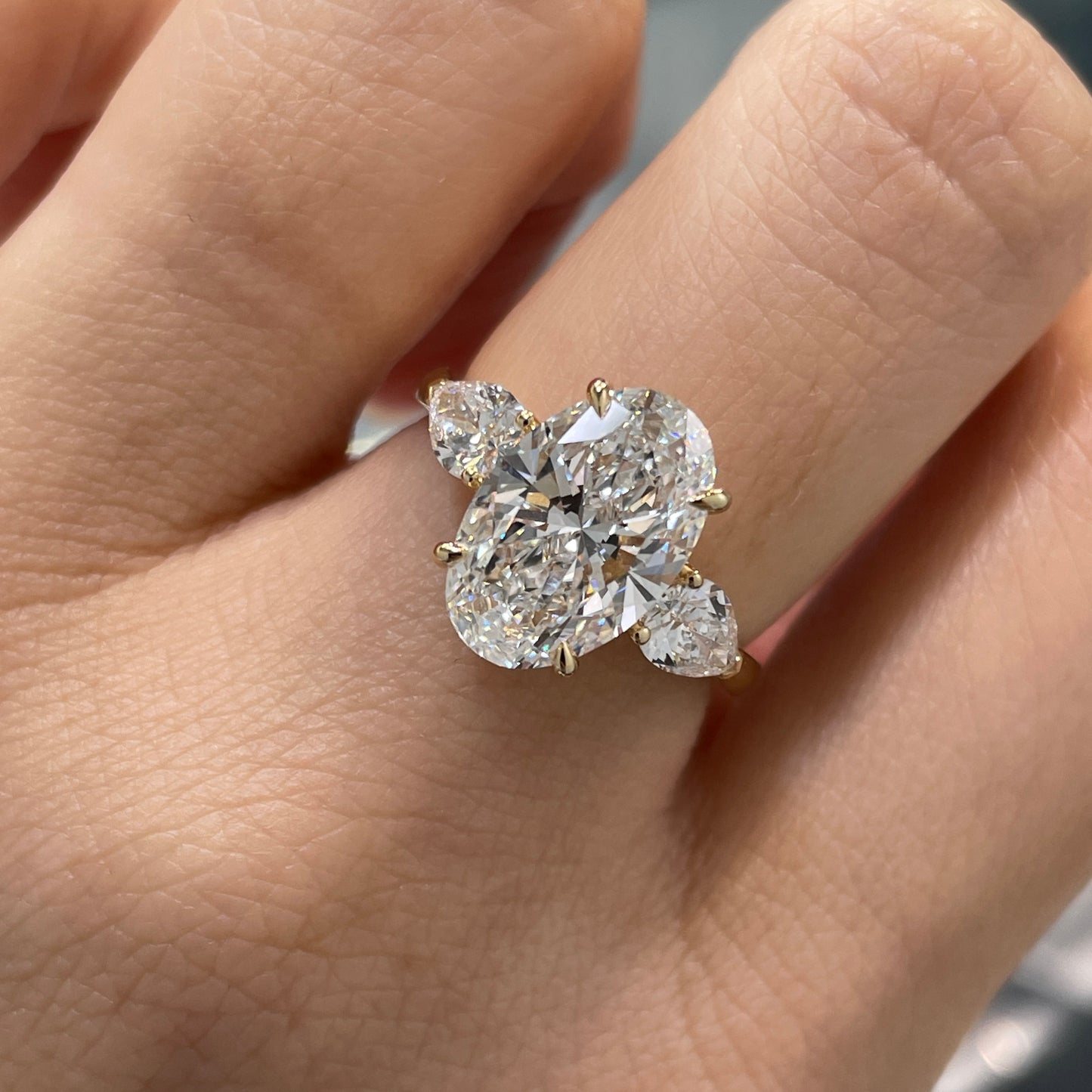 IGI Lab diamond Oval 3.5ct with pear shape 0.4ct three stone setting ring