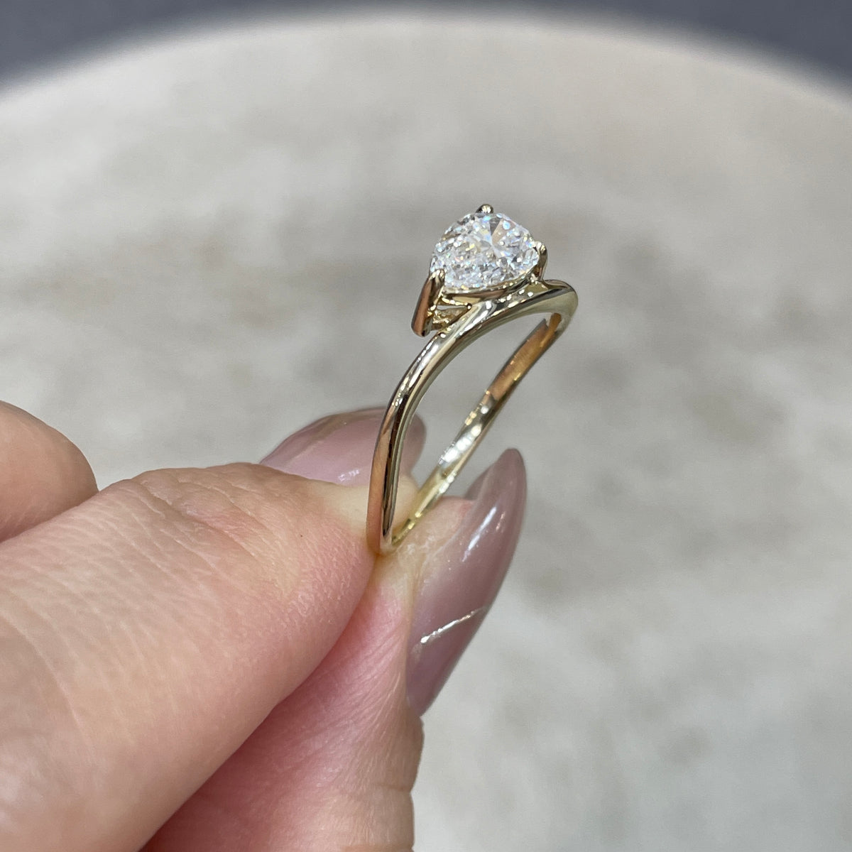 9k Lab diamond pear shape 0.7ct three-prong wavy ring
