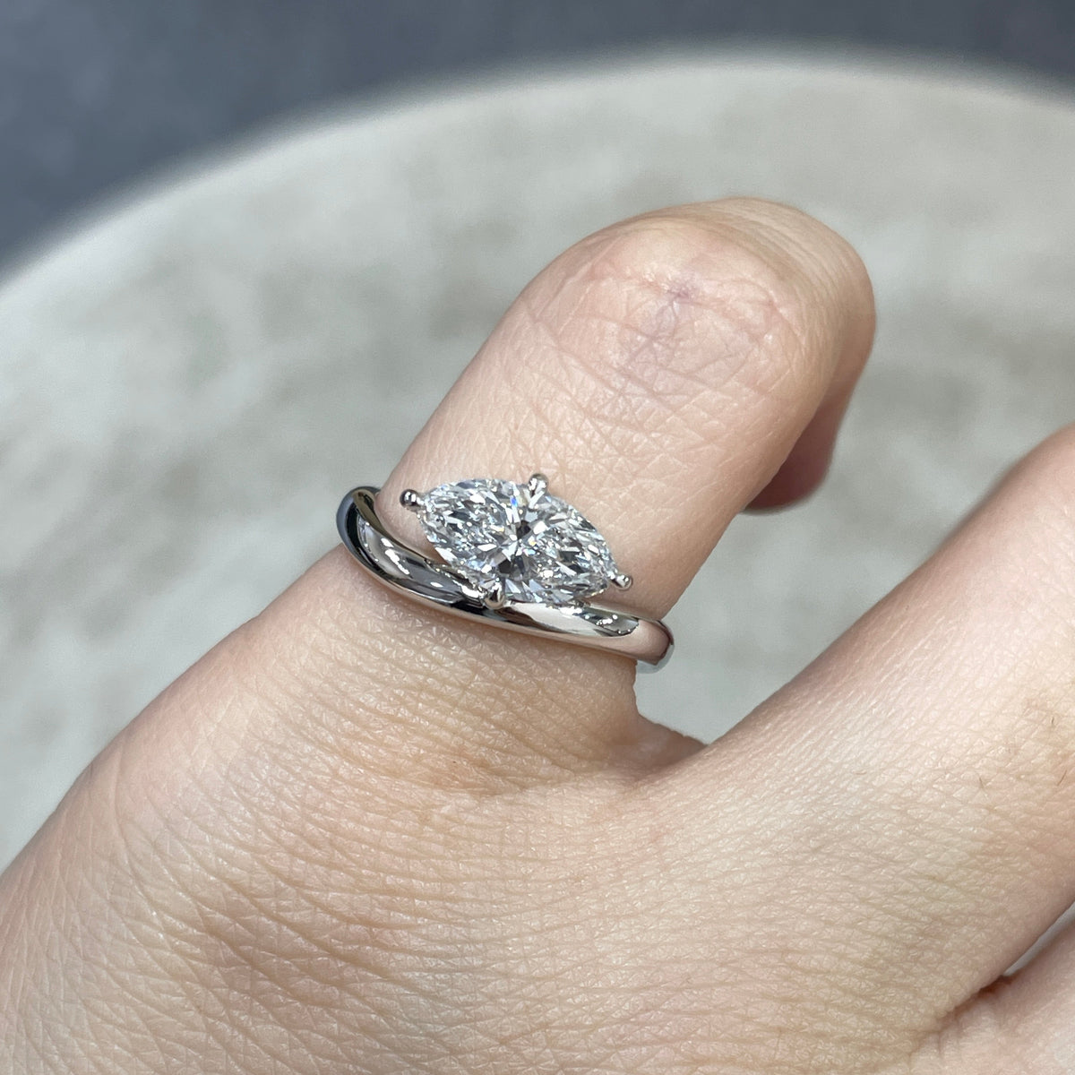 9k Lab diamond marquise shape 1ct compass four-prong wavy ring