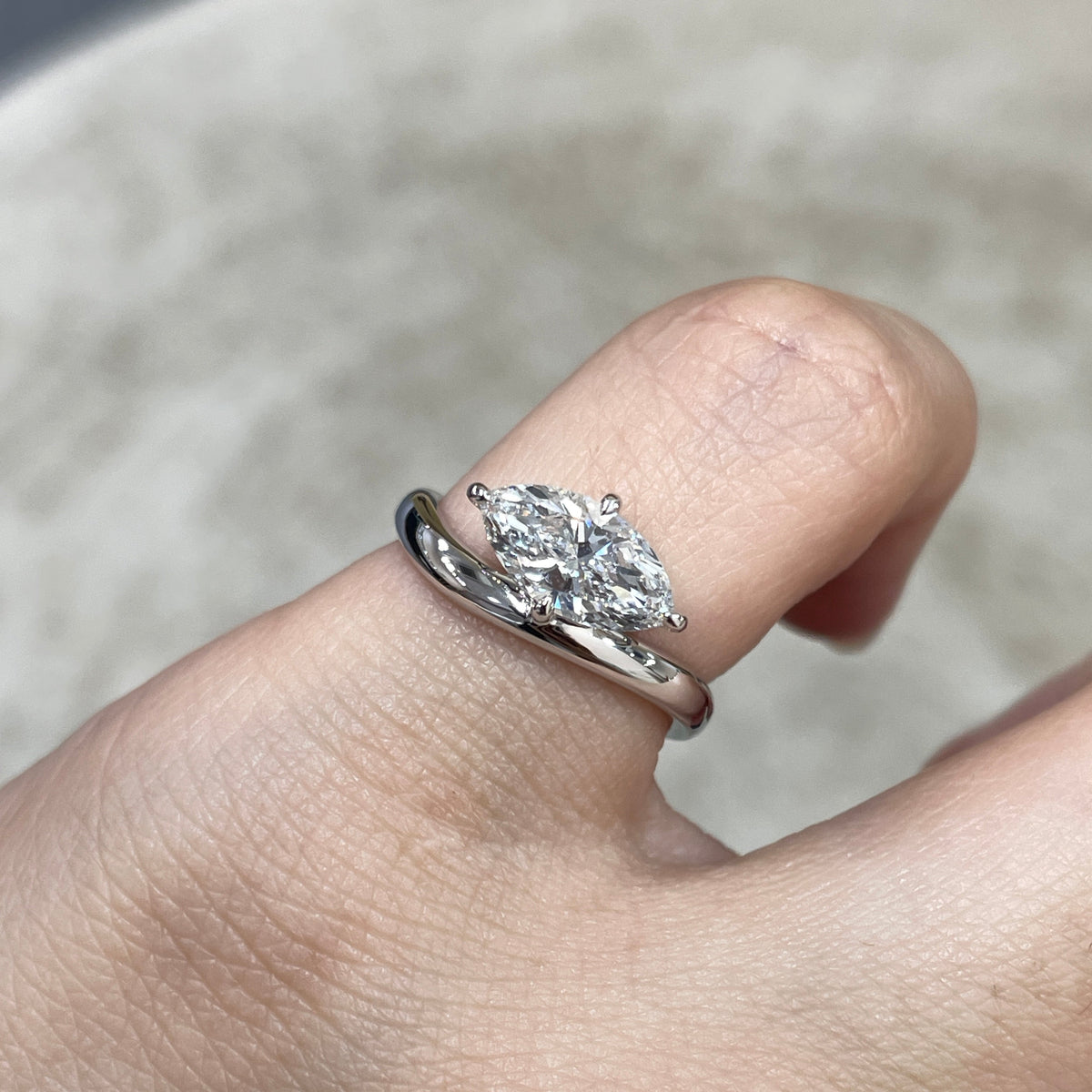 9k Lab diamond marquise shape 1ct compass four-prong wavy ring