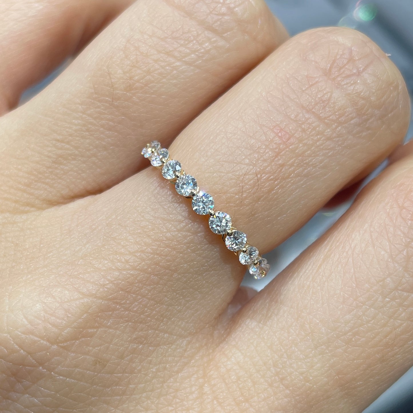 Lab Diamond round 0.72ct single-prong half eternity ring