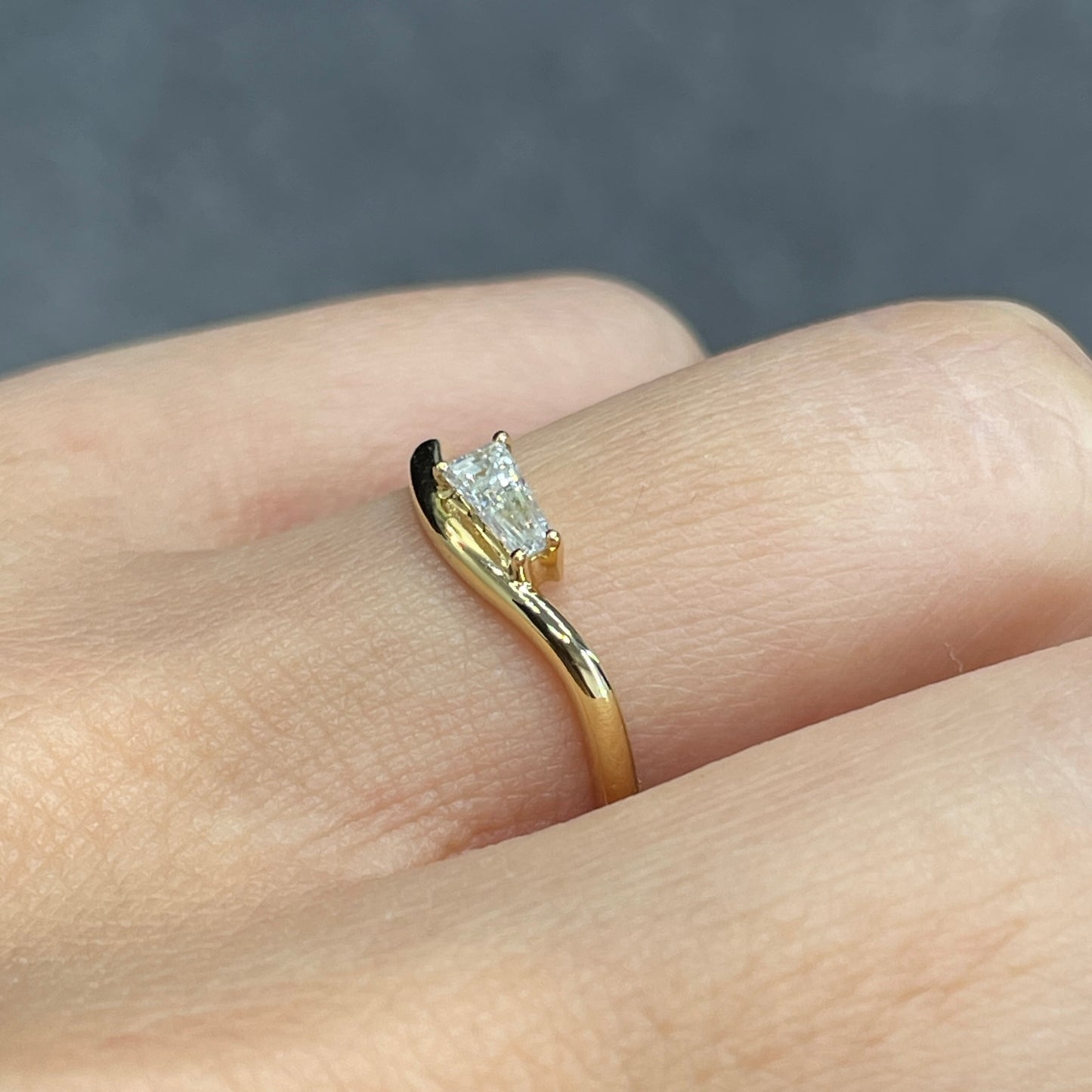 Lab diamond Baguette cut 0.15ct wavy ring
