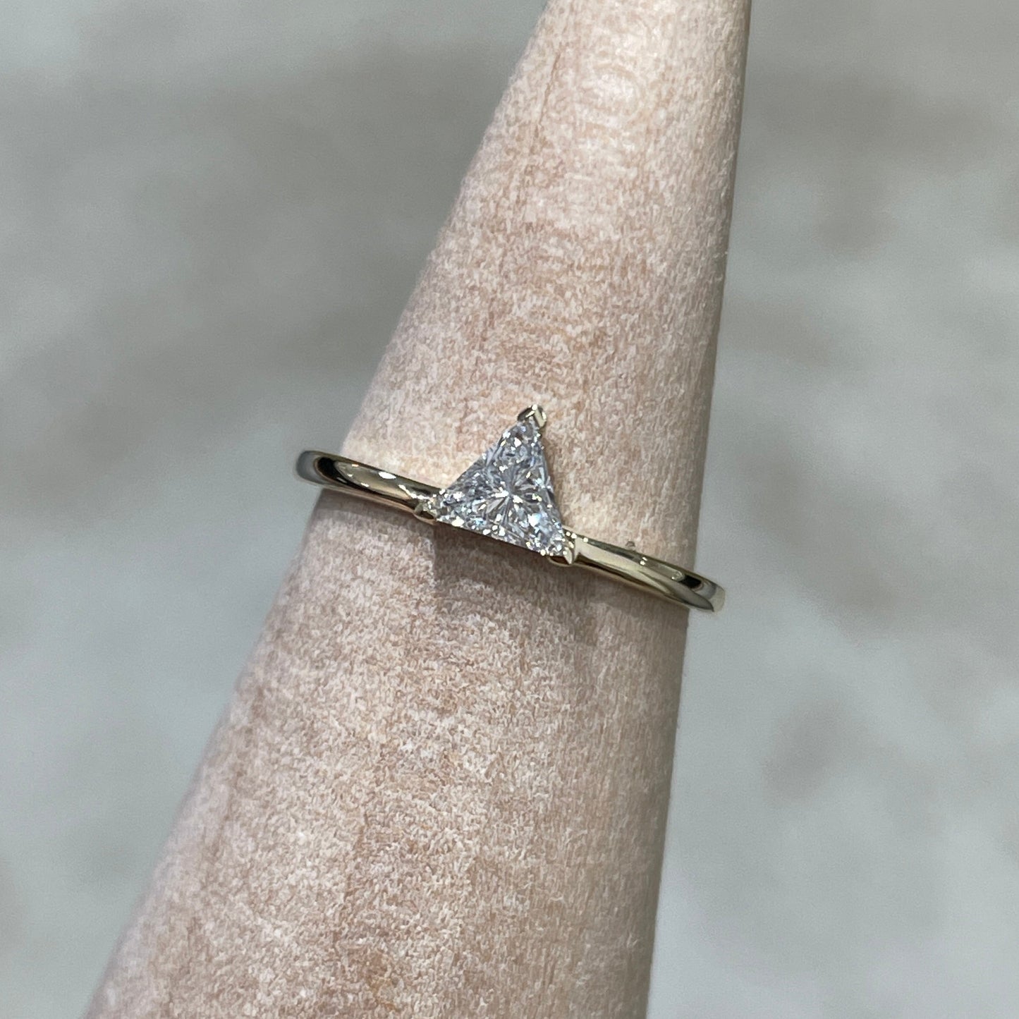 9k Lab diamond triangle 0.2ct three-v prong pinky ring