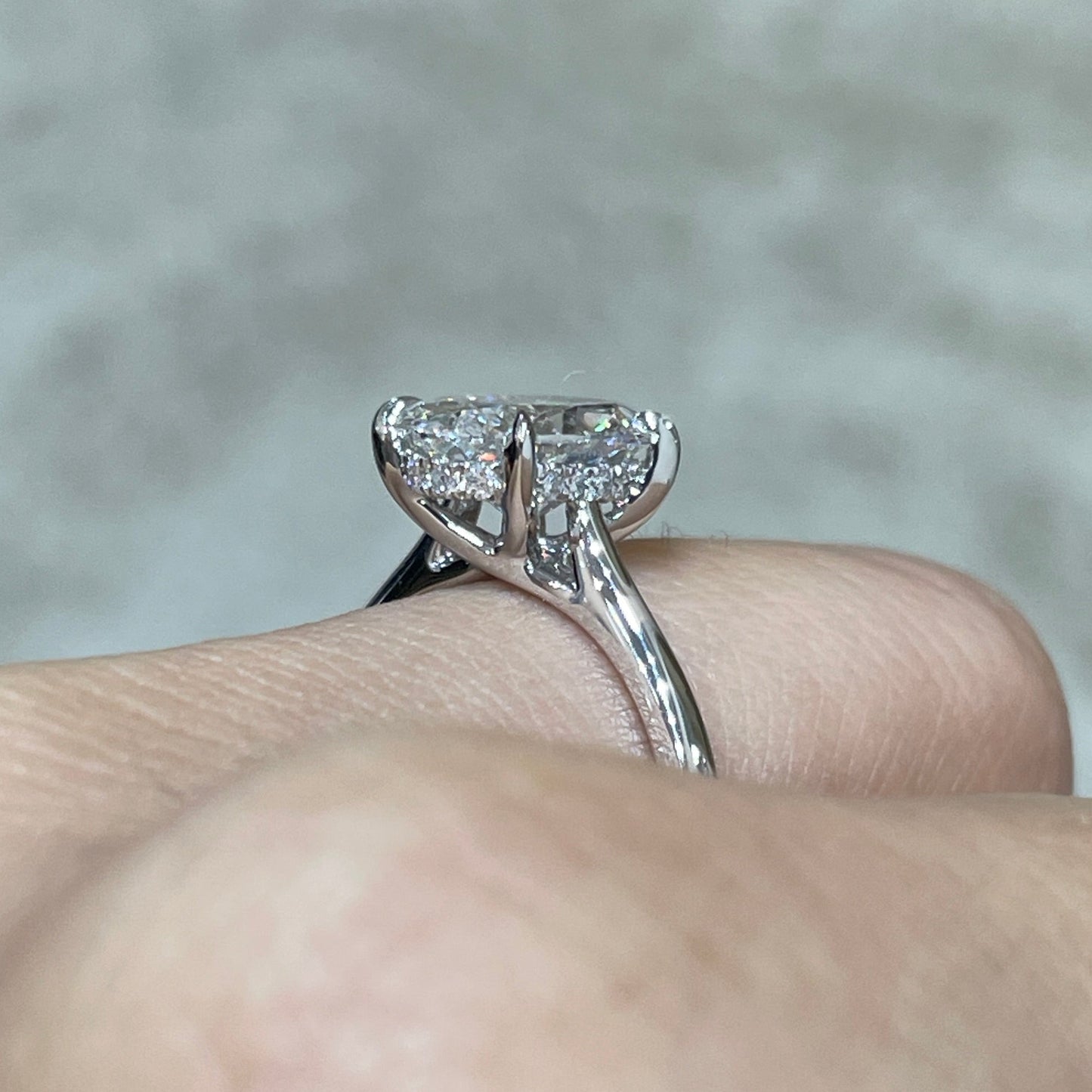 IGI Lab diamond Oval shape 2ct four-prong under halo ring