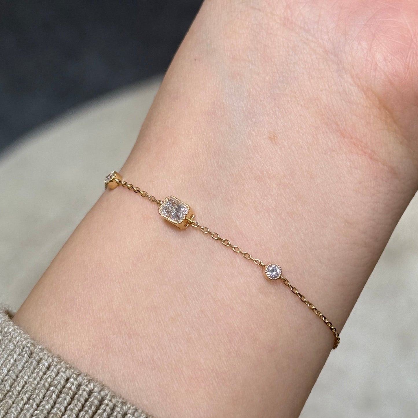 Lab diamond radiant cut 0.4ct milgrain bezel with little diamond bracelet