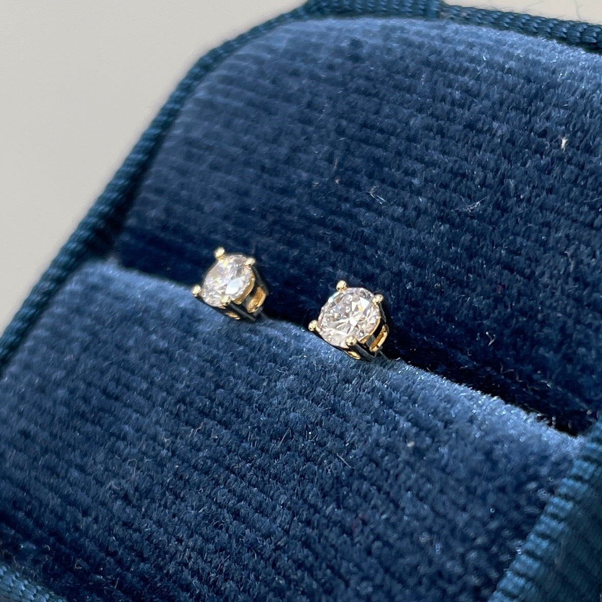 Lab diamond Round 0.3ct four-prong stud earrings -pair