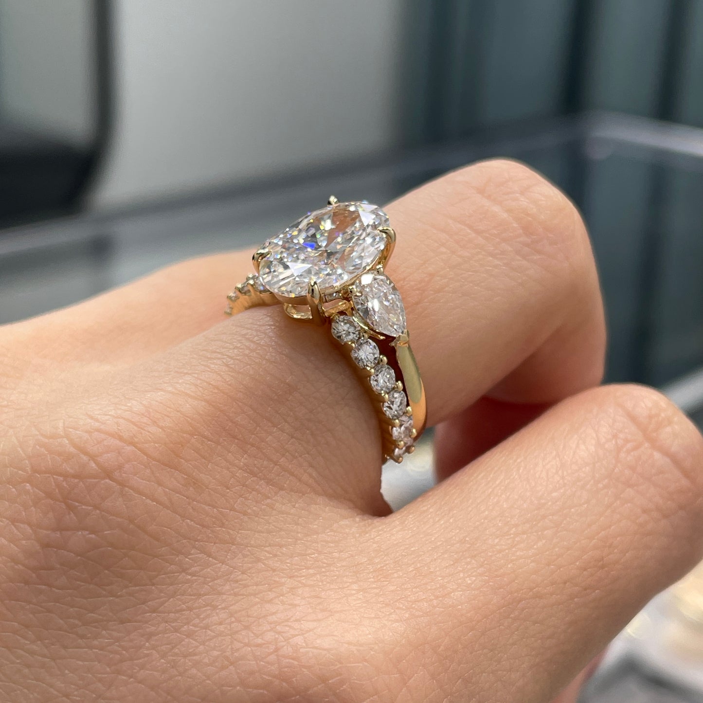 IGI Lab diamond Oval 3.5ct with pear shape 0.4ct three stone setting ring