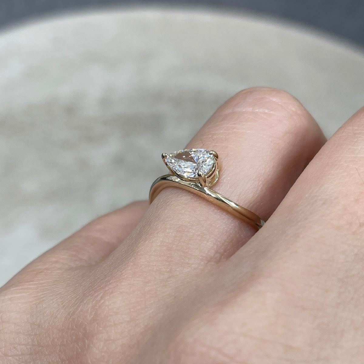 9k Lab diamond pear shape 0.7ct three-prong wavy ring