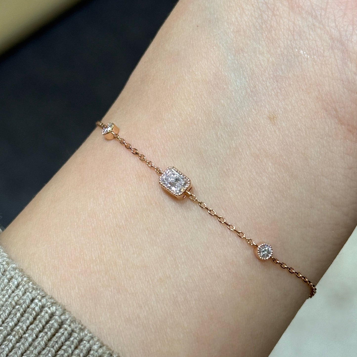 Lab diamond radiant cut 0.4ct milgrain bezel with little diamond bracelet