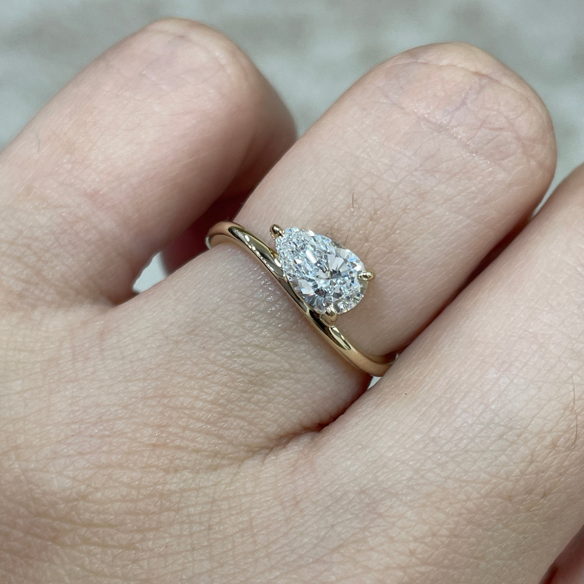 9k Lab diamond pear shape 0.7ct three-prong wavy ring