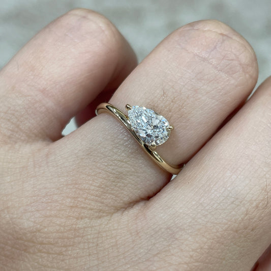 9k Lab diamond pear shape 0.7ct three-prong wavy ring